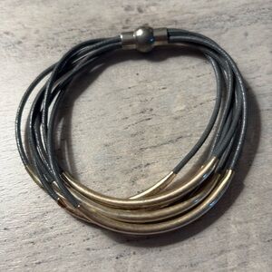 Magnetic closure bracelet